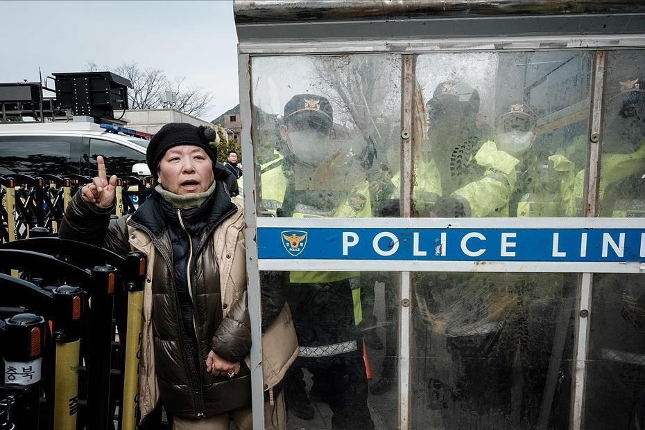 🔥韩国炸锅了！2万警察精锐尽出，338支机动队严阵以待，全国进入“甲级紧急令”