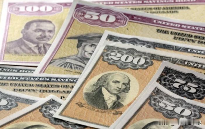 谁都没想到，一位前美联储官员退休前说：美国国债快崩了，全靠中日英法硬接。他透露，