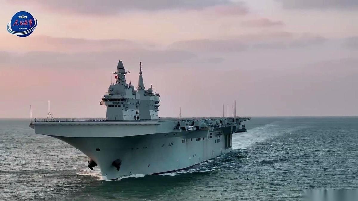 那三条电磁弹射轨道，就跟直接刻在甲板上的三道闪电一样。我的天，这哪是出门试航，