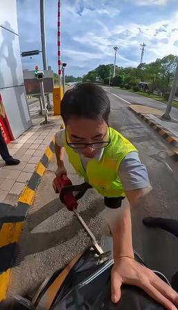 “电锯”惊魂！江西赣州高速收费站上，摩托骑手想闯高速被拦下，现场工作人员直接拎