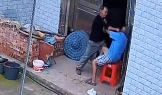 这是个不孝子！”甘肃榆中，男子醉酒后与父亲因琐事发生争执，还当着家人的面扇了父亲