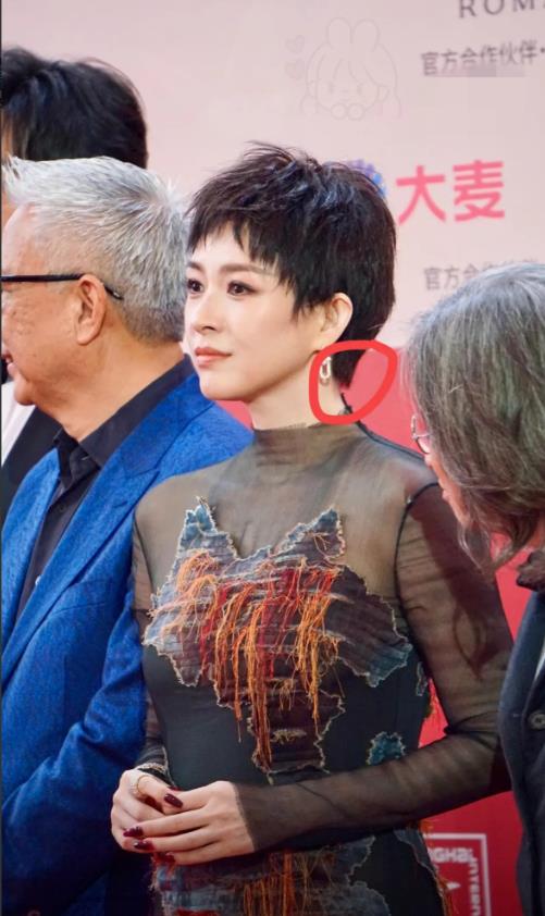 我表妹亲眼见过章子怡，她说了一个大实话。说章子怡根本不是电视上看到的那样!这