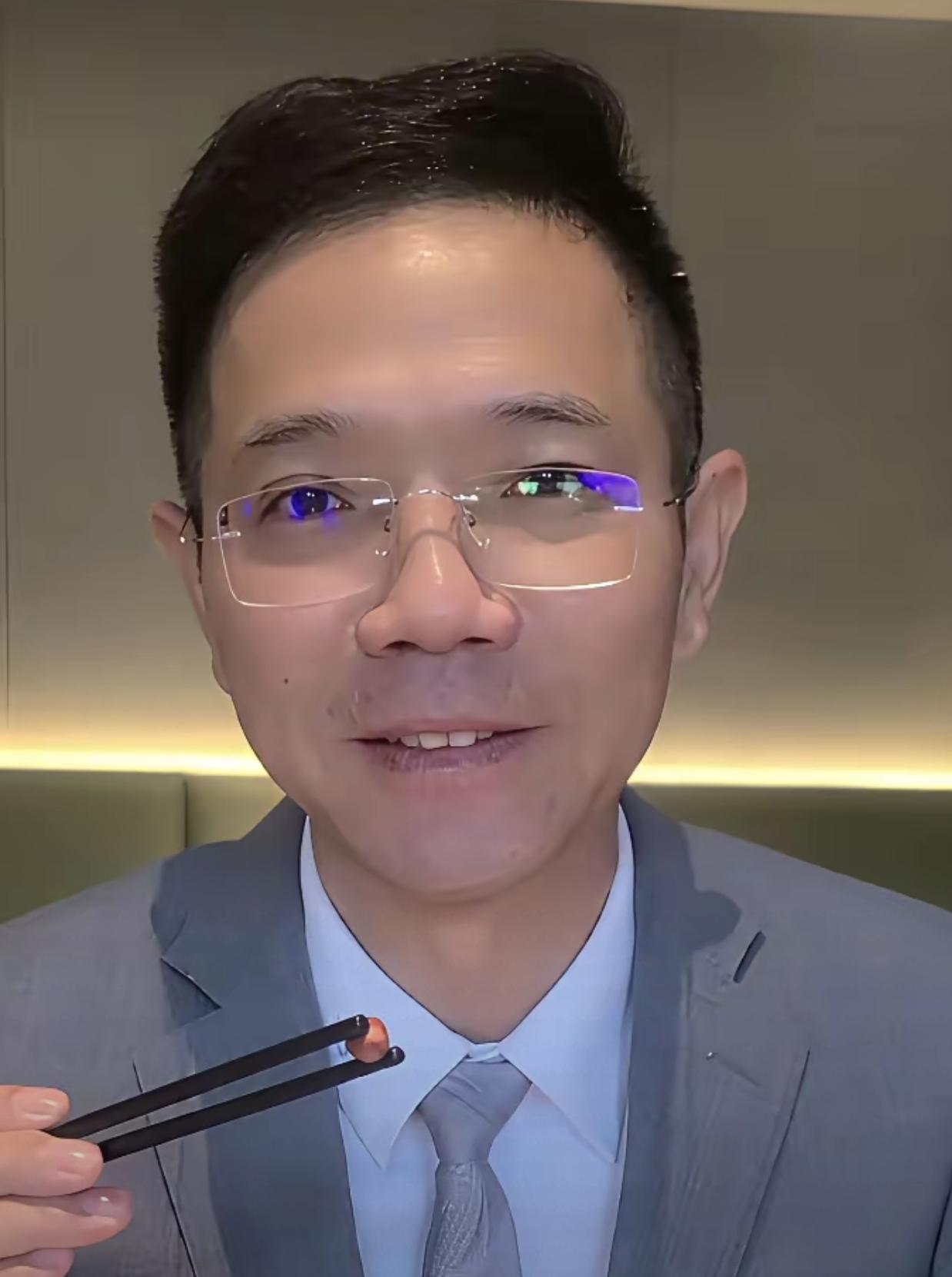 家人们，姐姐们，姗姗刚刚看到一个木嫂的直播片段，信息量有点大啊。她在直播间里直