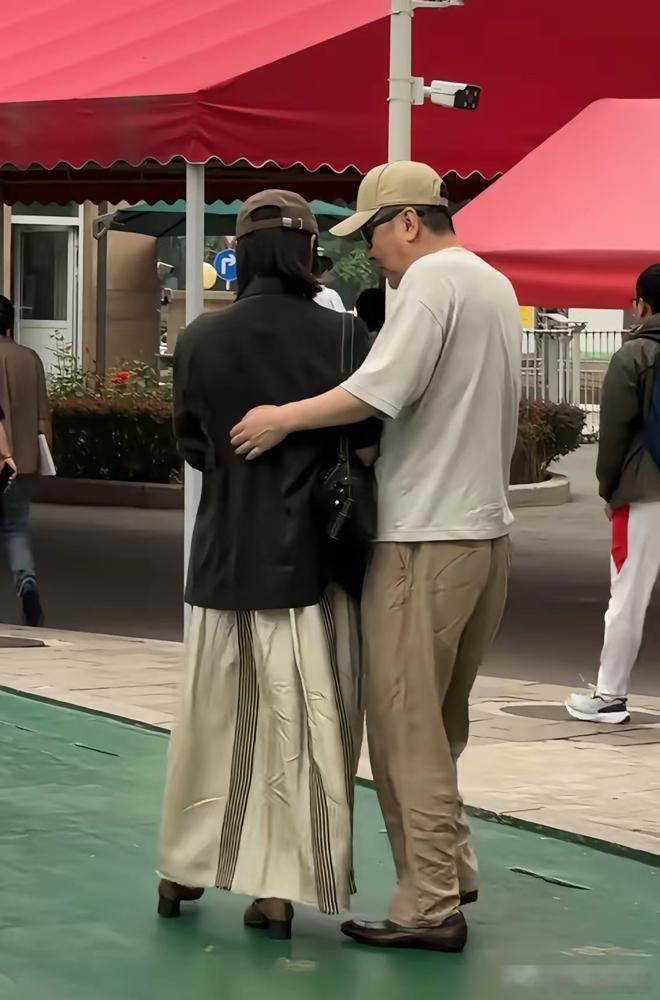 很多人都在吹蒋勤勤和陈建斌的婚姻。说陈建斌黏人，顾家，是好男人的典范。早期节