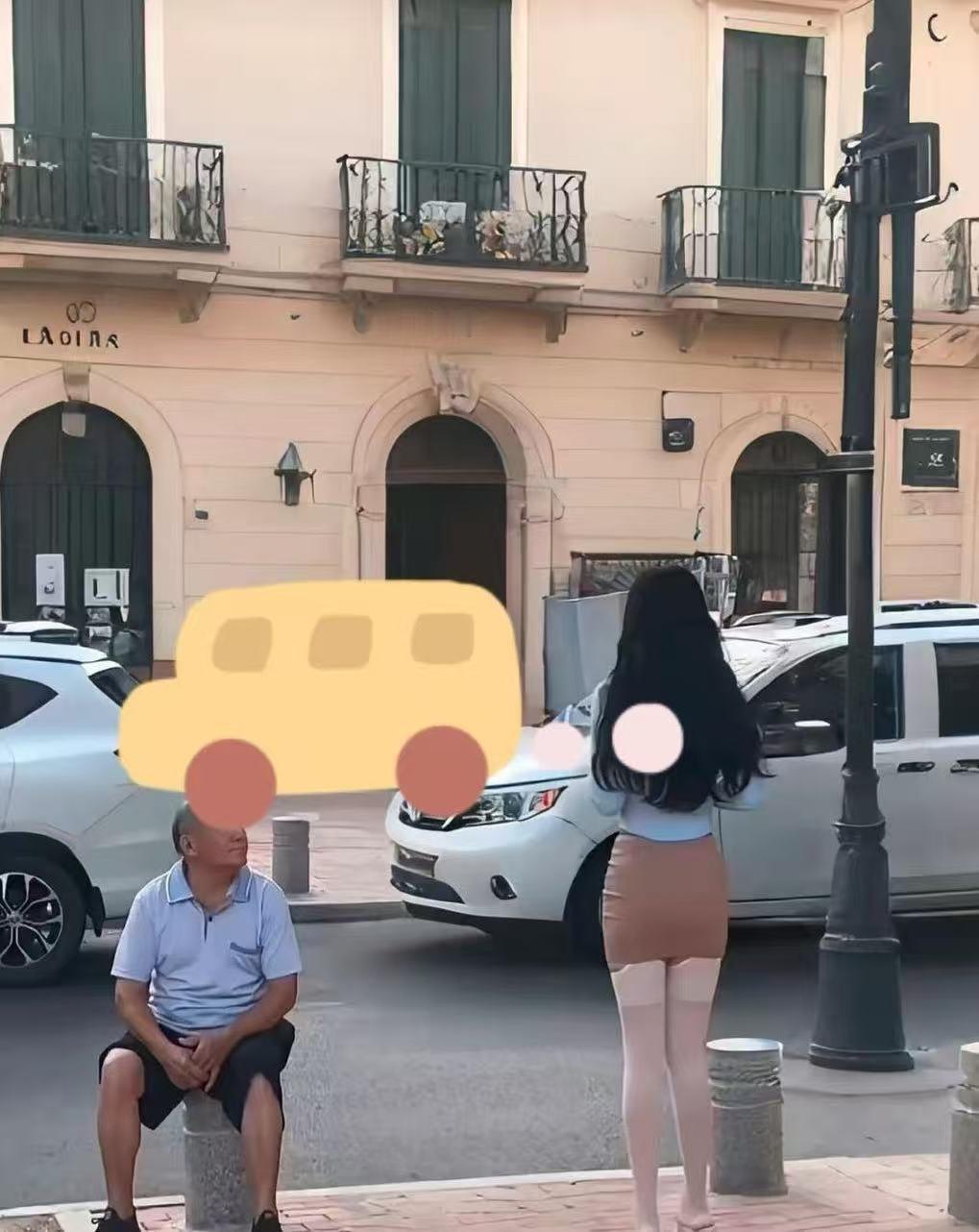 大爷是老花了，不是看不到了