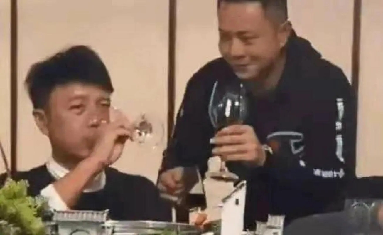 54岁的李克勤被富商灌酒时，直接一口闷。当被人问干嘛要这么拼，李克勤说：“每月房