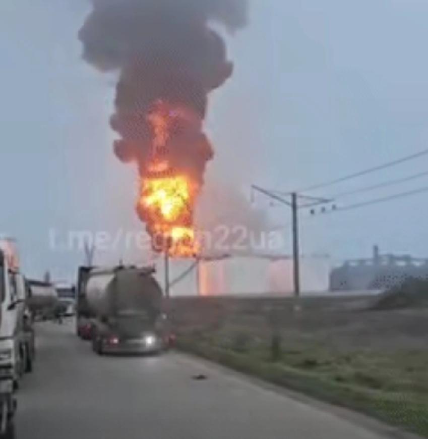 不仅俄罗斯境内的炼油厂遭到打击，甚至乌克兰国内的储油罐也是遭到打击，乌克兰和俄罗