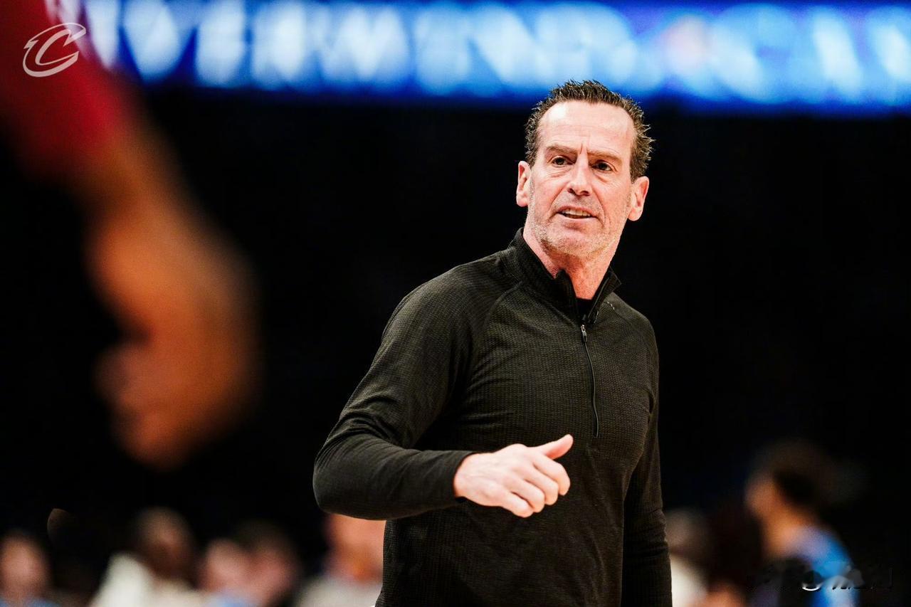 雷霆三分投冒烟了！骑士主教练阿泰金森谈到雷霆在缺少关键球员时的进攻表现：“