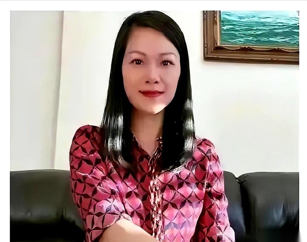 一个叫汐颜的网文作家，在上海有房有车，孩子上着国际学校，影视版权费收到手软。她