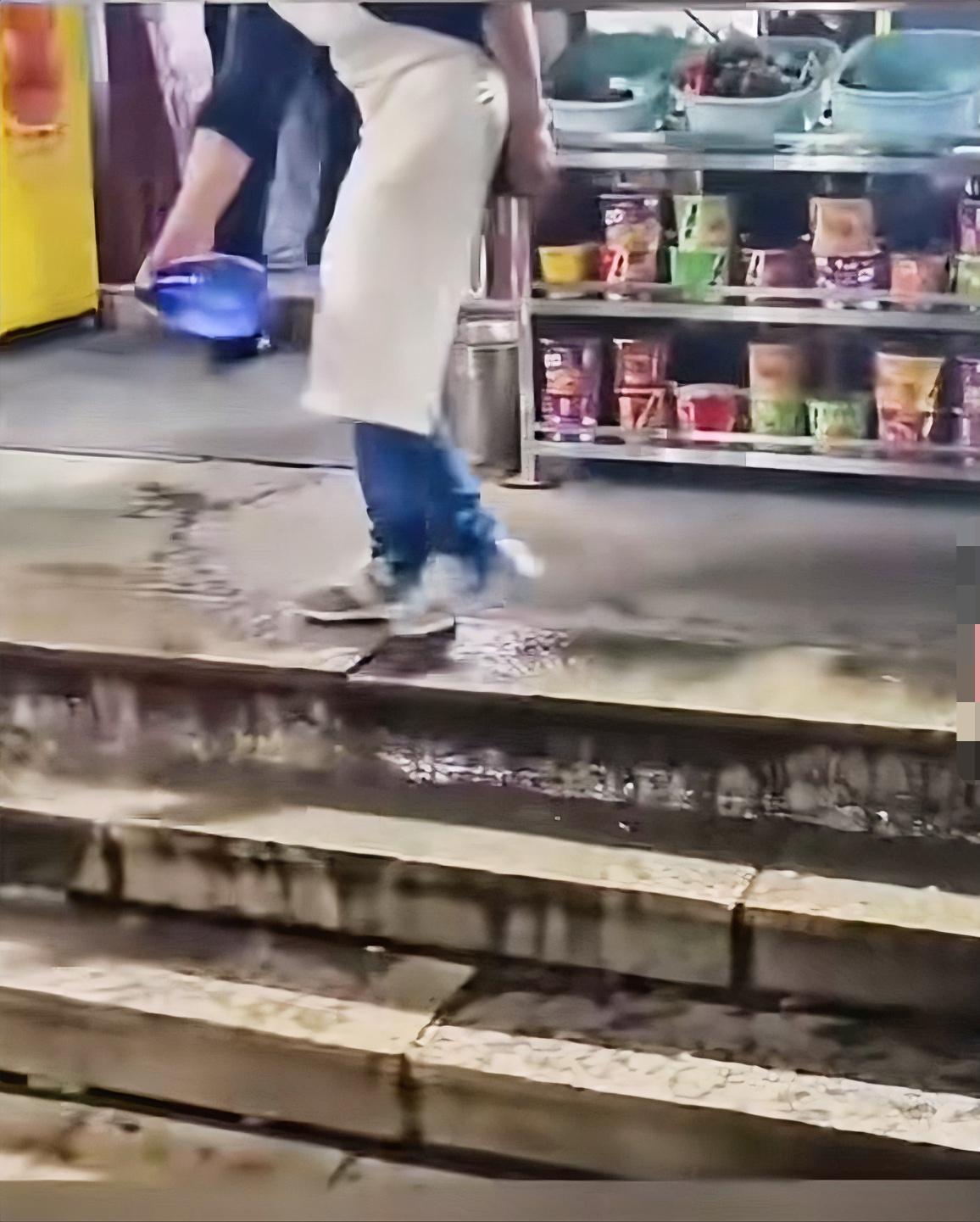 最近网上疯传泰山顶上一店家在门口台阶喷水，说坐下休息一会要收费100元。此事曝