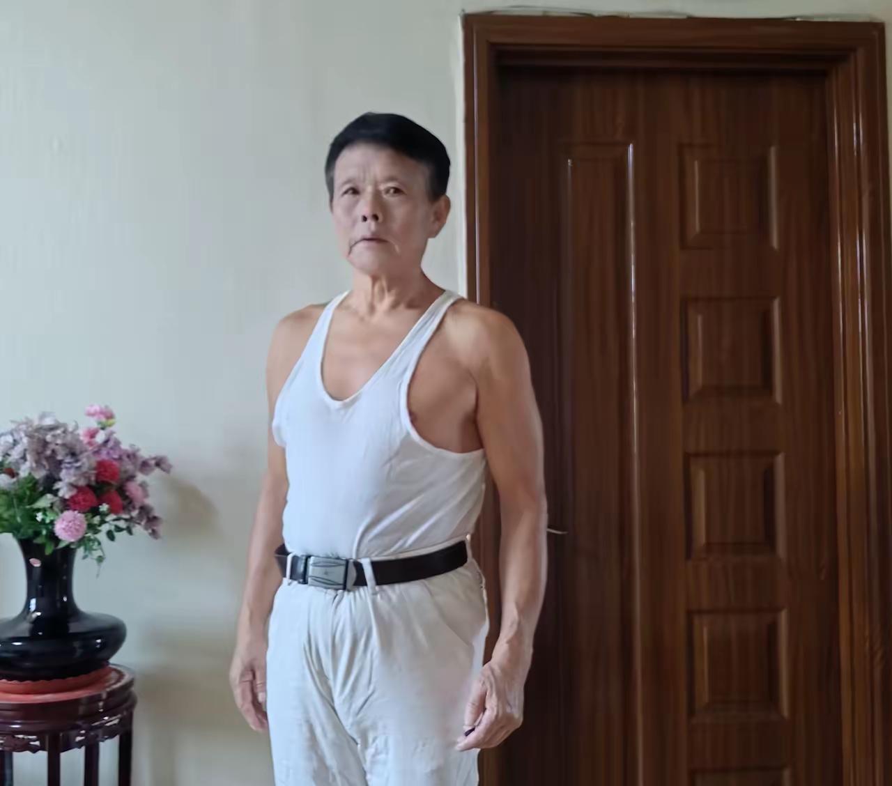 都是72岁，都是退休金10000，这两个单身老哥哥谁更容易脱单？