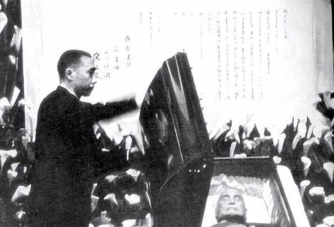 1975年，逃亡台湾的蒋介石因病而去世，入殓时身上穿了7条裤子，毛主席得知后就说