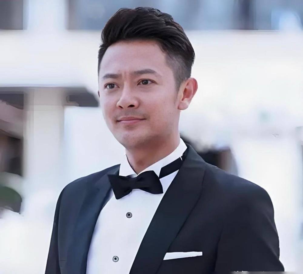 救完人，他差点被当成“外籍人士”。落水女子的呼救撕裂片场的安静，印小天甩掉外套