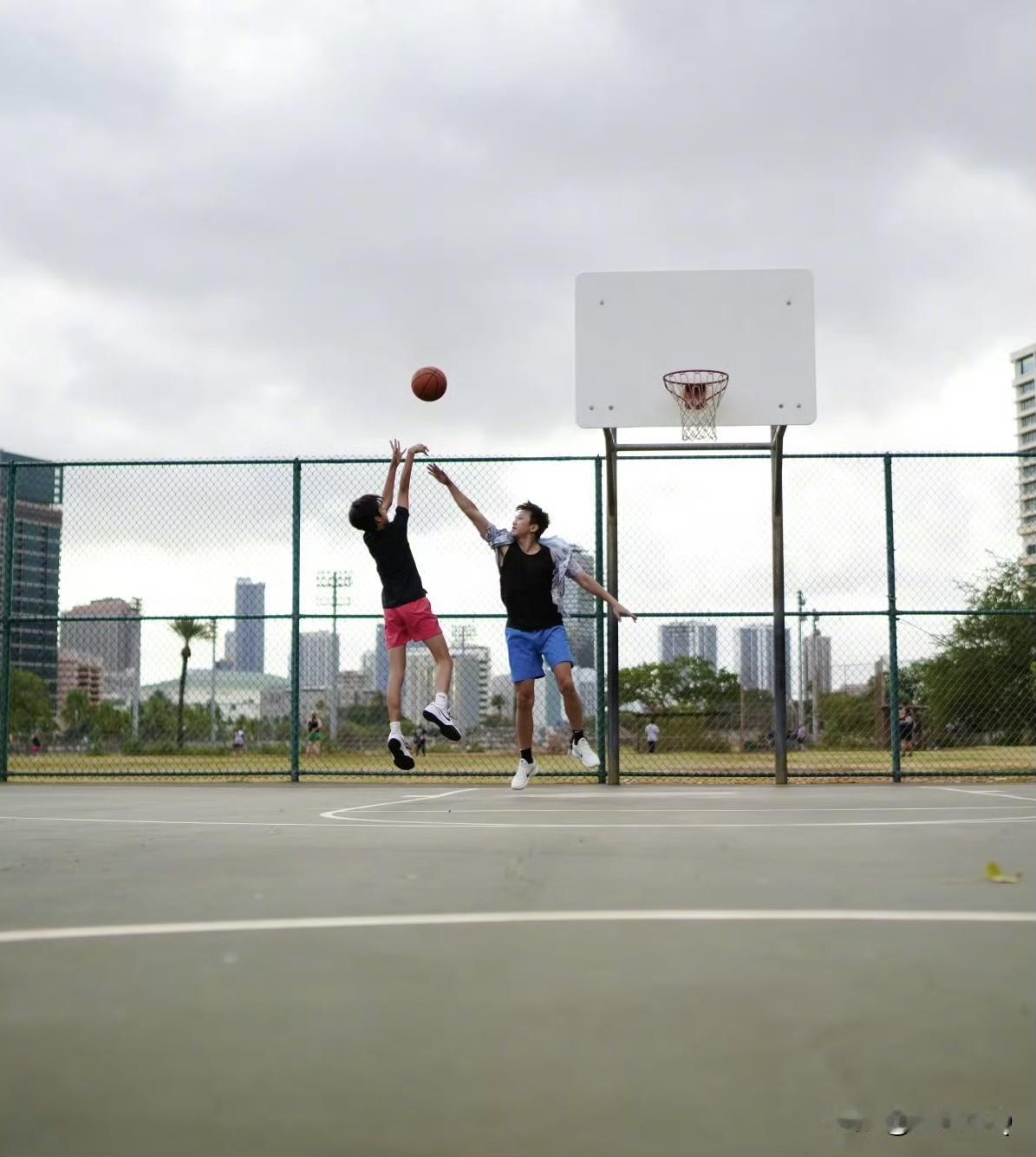 邓超和儿子等等一起打球，不得不说等等打球帅爆了，空中投篮和灌篮的动作太丝滑太专业