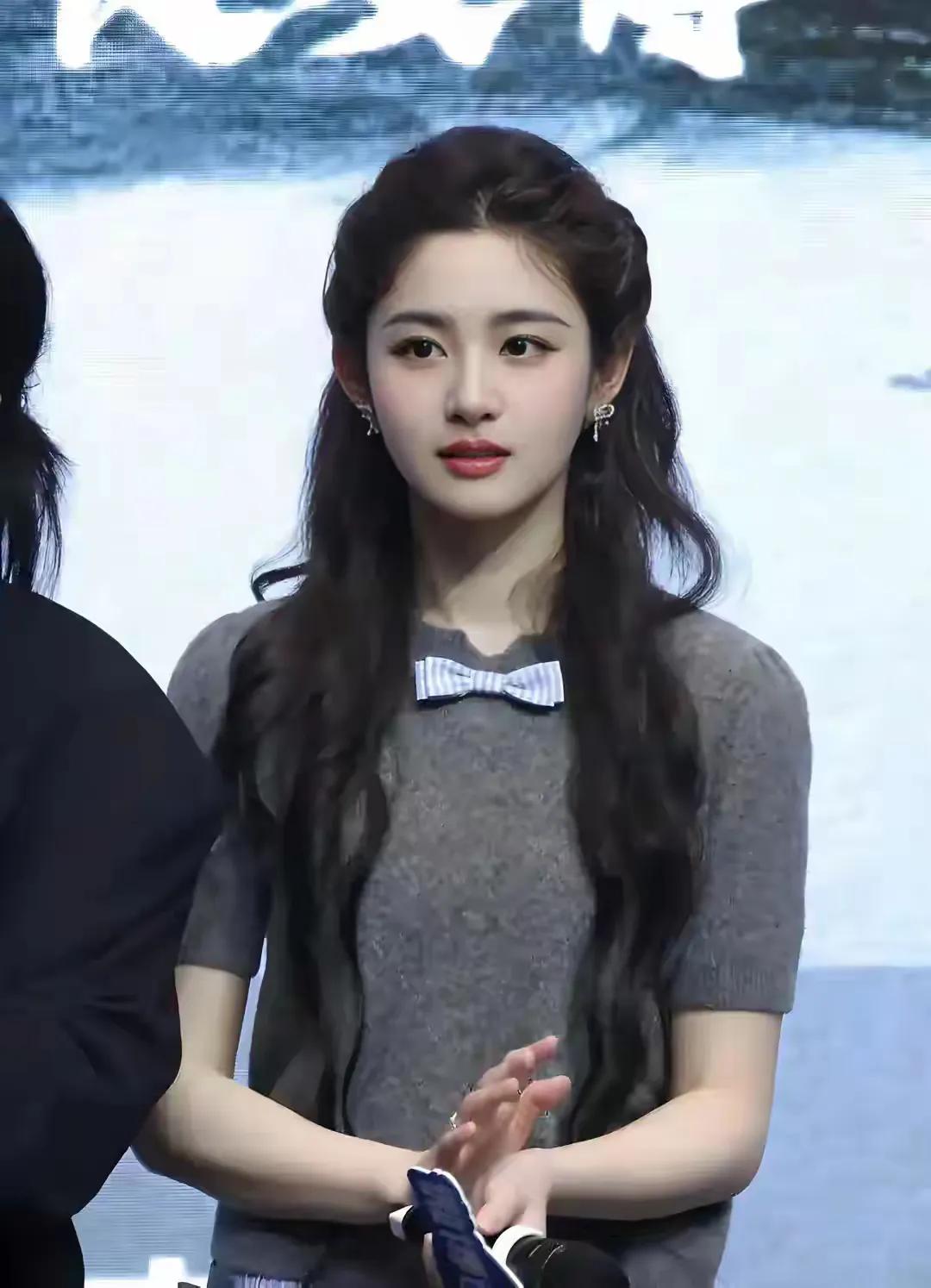 家人们，今天和聊聊于正力捧的宝藏女演员赵晴！于正挑人的眼光那叫一个绝，这次相中赵