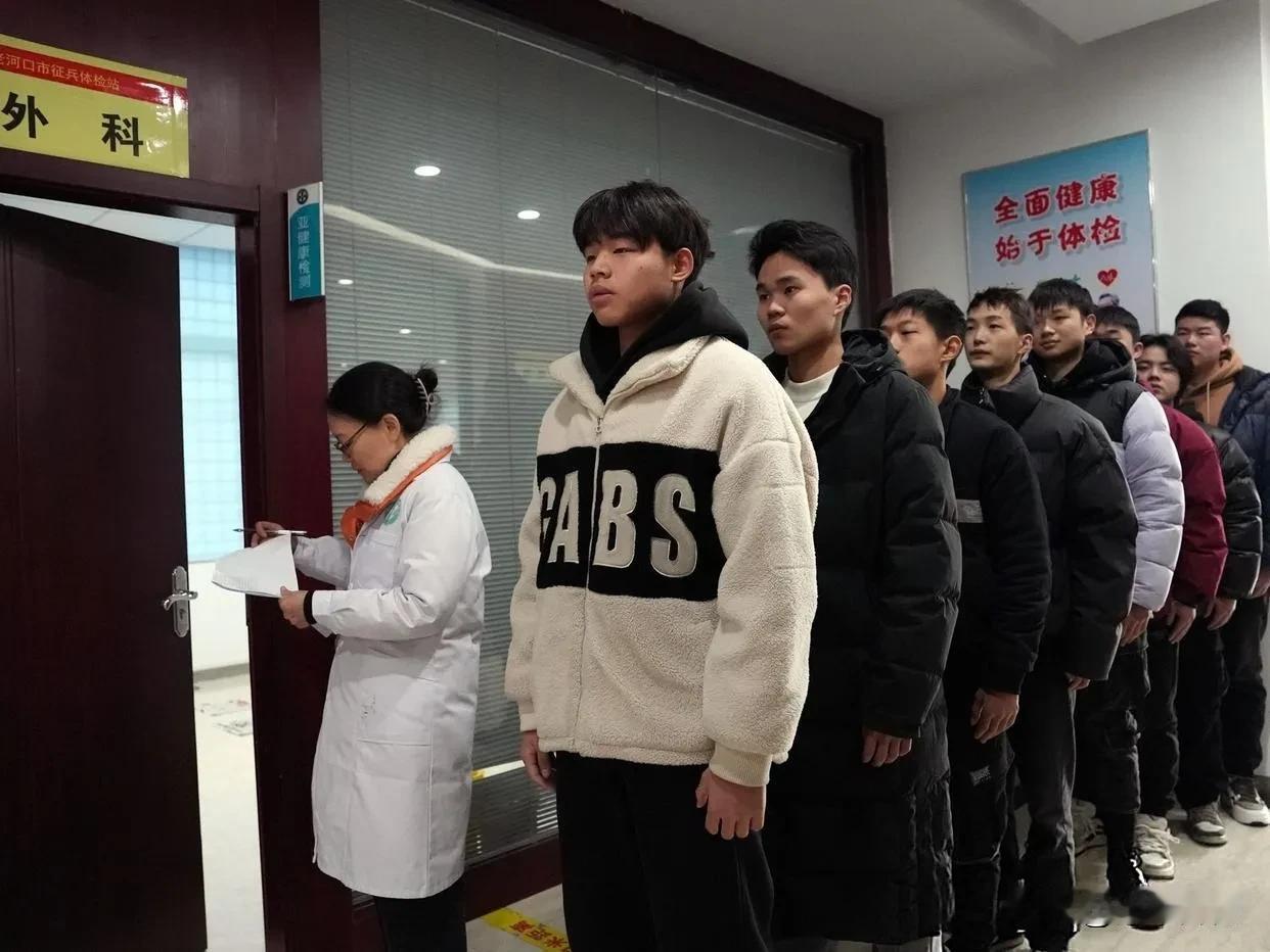不少人纠结，到底选商业体检中心，还是直接去医院做体检？一位医院退休老医生给出直白