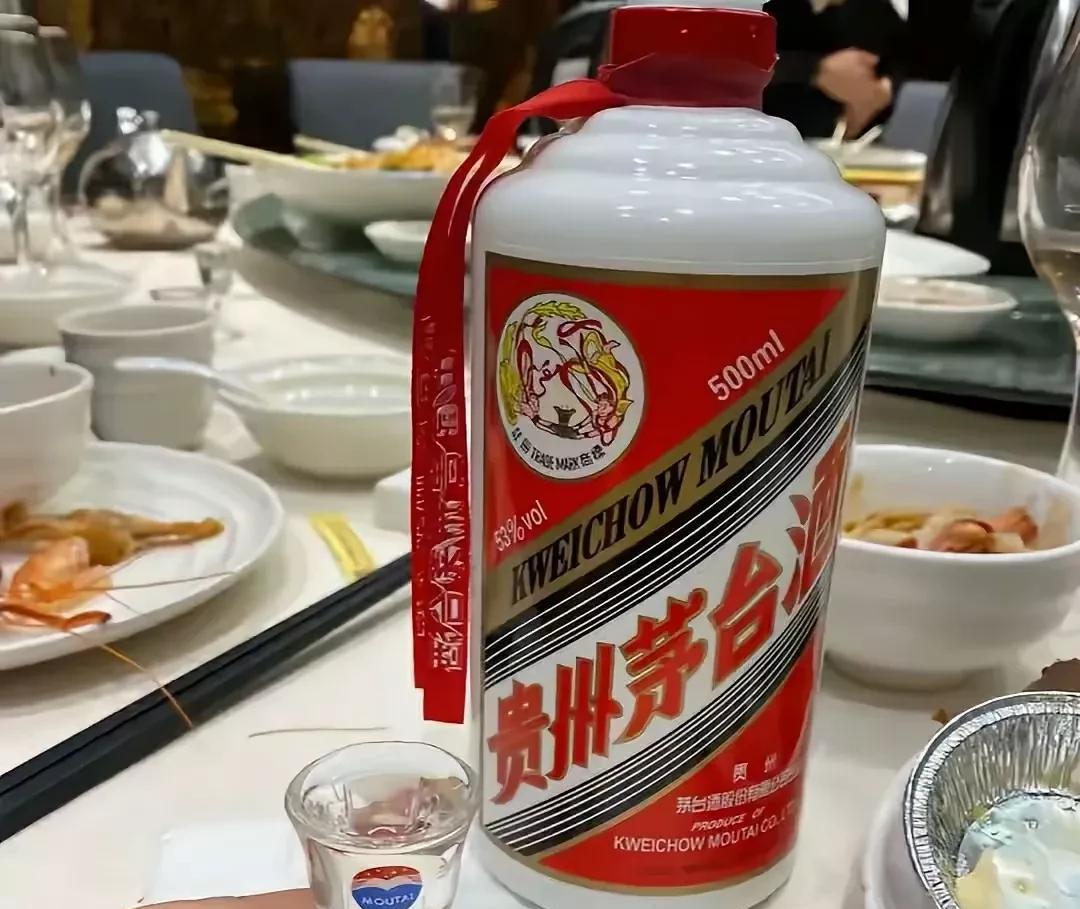 昨晚同学聚会，组织者说是AA制，等结账的时候看看多少钱大家平均摊。吃饭的时候几个