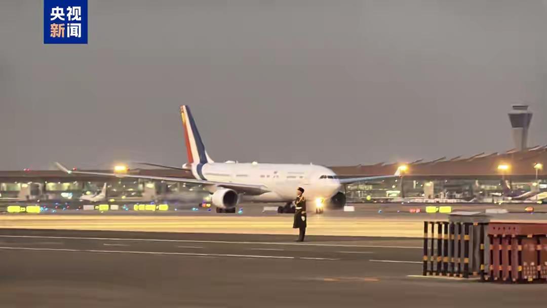 马克龙访华藏着多方暗战！这事跟咱们喝的红酒、坐的飞机都有关马克龙带着庞大企