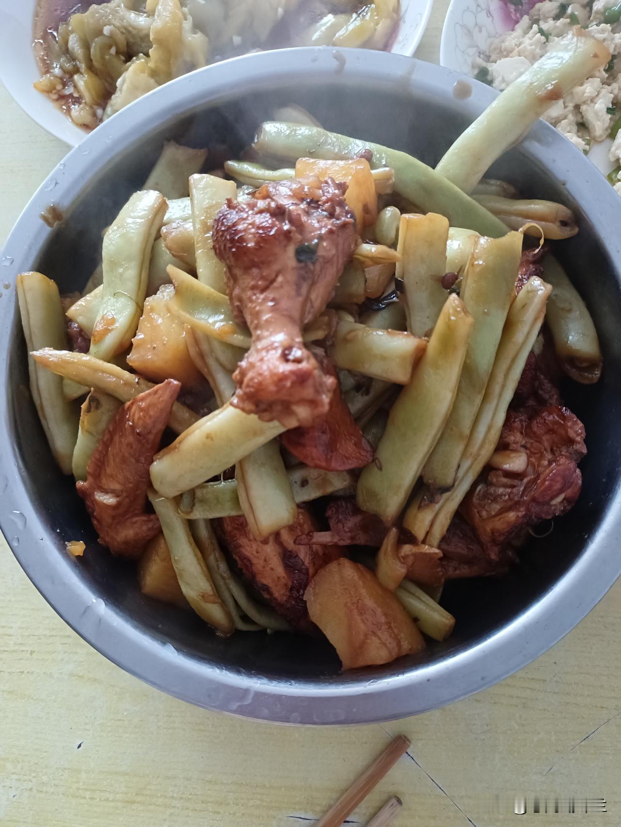 今天中午我家三个菜，鸡肉炖豆角土豆，拌茄子，拌豆腐。上午我出去赶集，买了一点