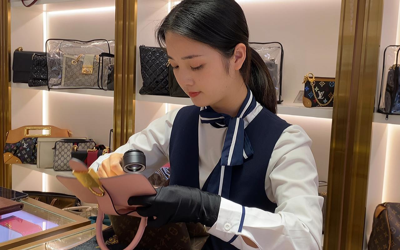 我发现个事儿，现在那些靠短期高频恋爱捞好处的美女，清一色都要包包。这些包她们到手