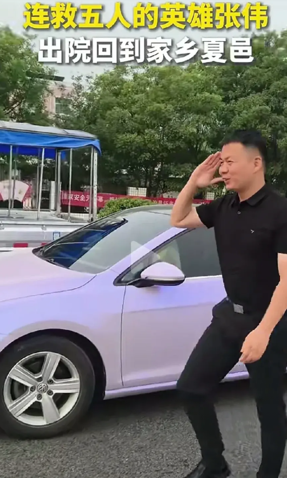 从张伟下车先向上校敬礼的动作可以看出，他作为大英雄丝毫不居功自傲，见到上级先敬礼