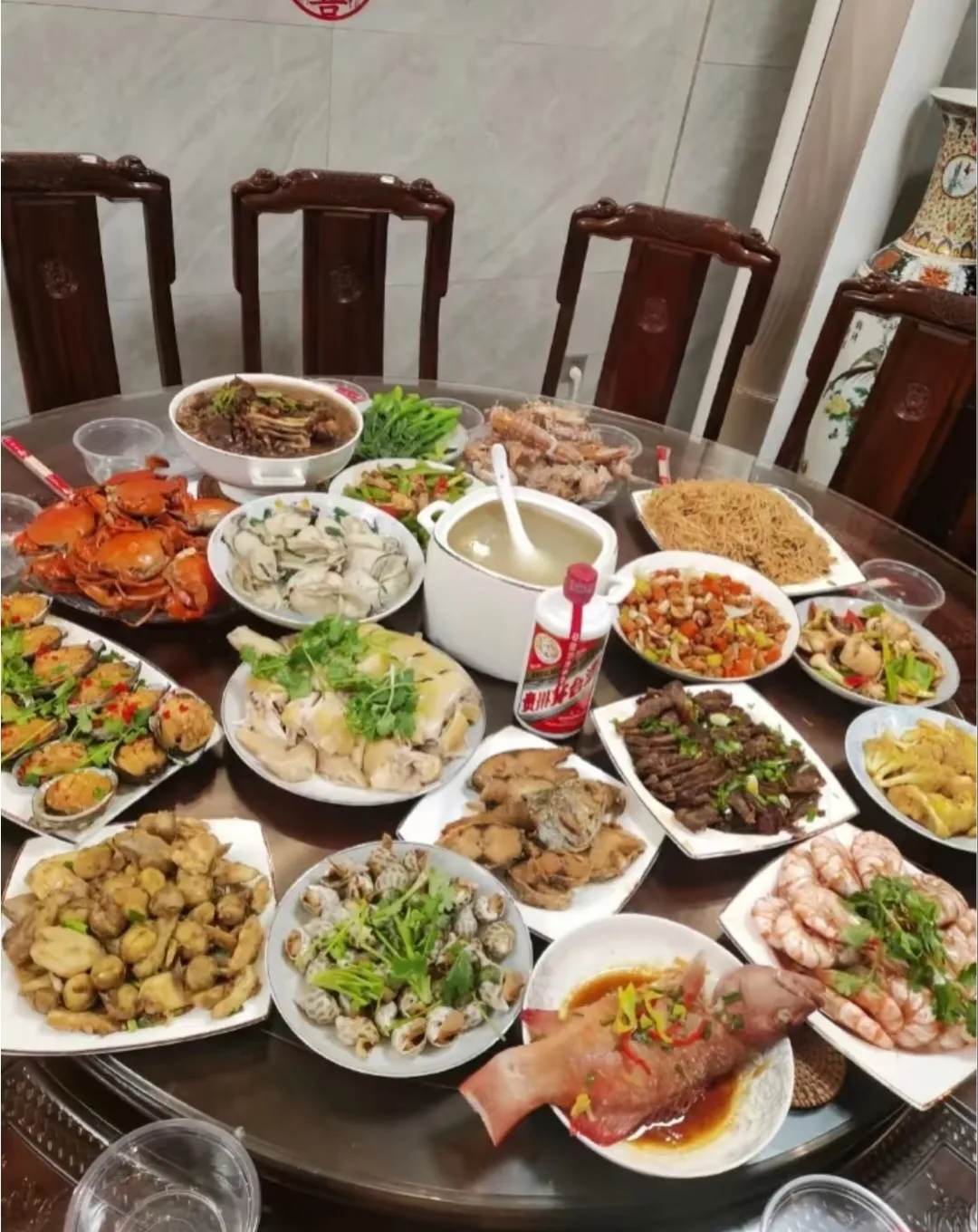 丰盛的家庭聚餐，美味佳肴琳琅满目！大家觉得怎么样？