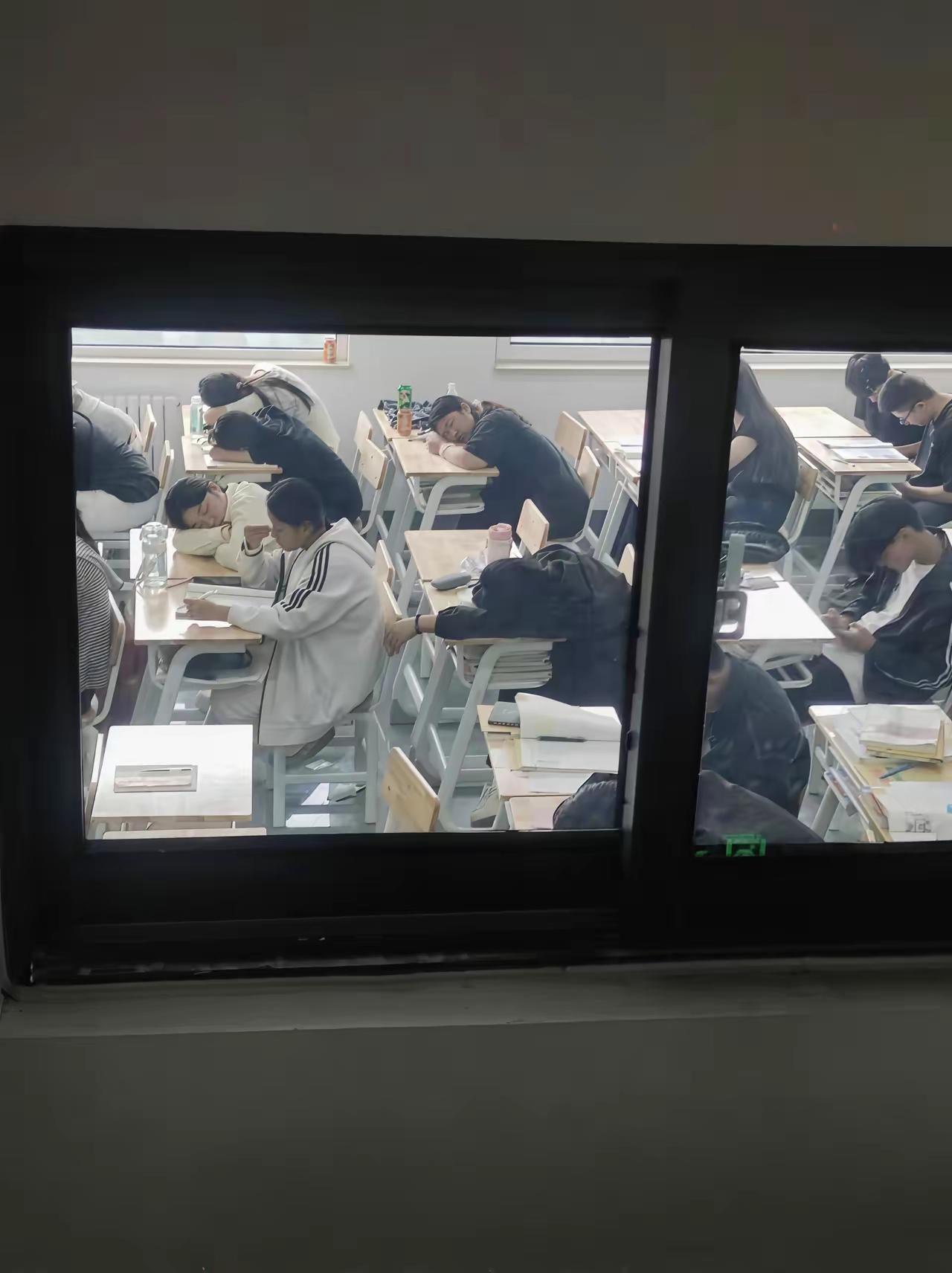 这就是一个技校和一个重点高中的区别，毕业后，两拨人会走向不同的人生。现在很多家