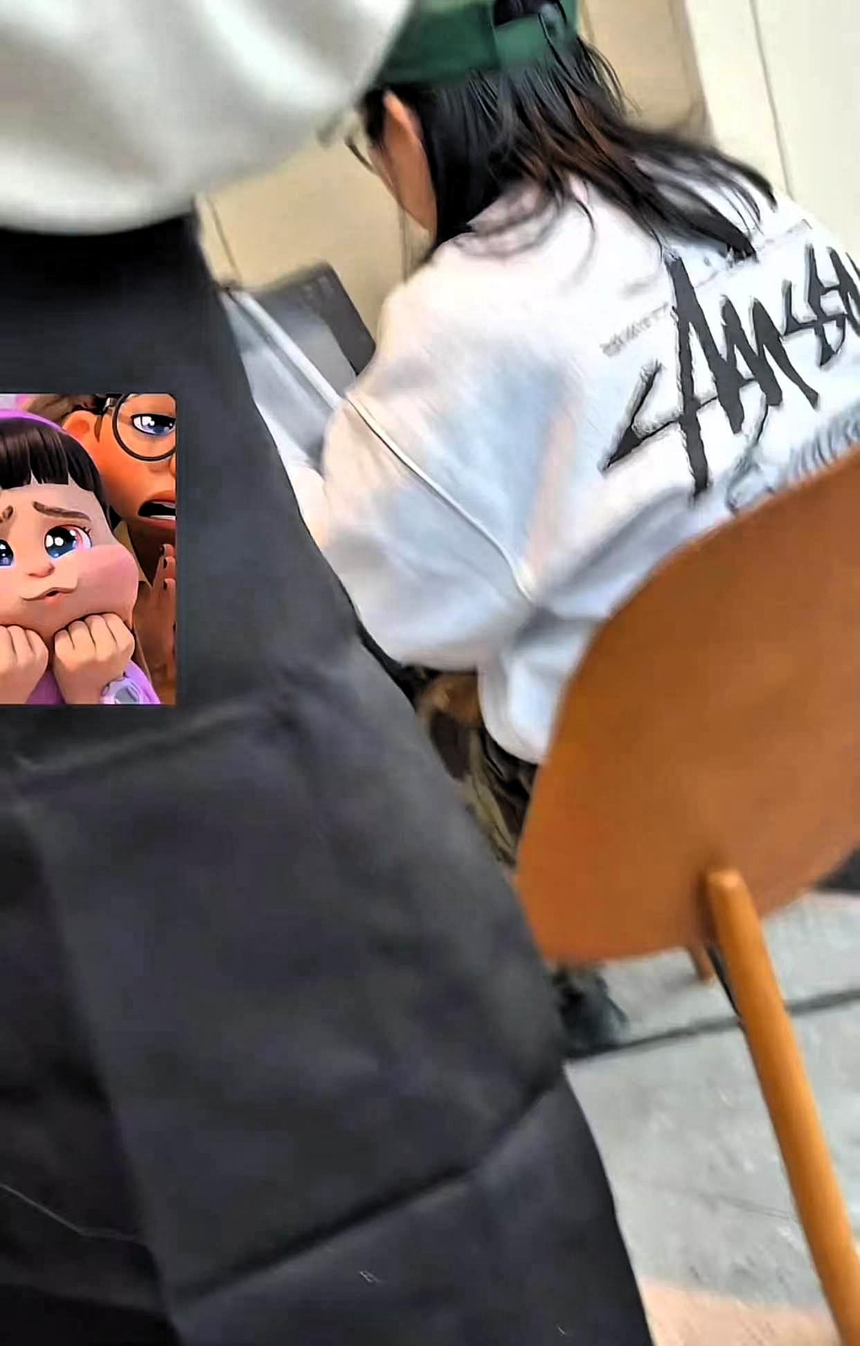 近日，安徽合肥，三位宝妈带着三个孩子出门，中途进入到星巴克休息，由于她们进店没消