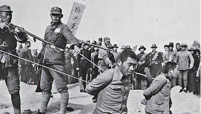 1939年，曹锡在轰炸下幸存，他趴在河堤上用手紧紧勾着机关枪，等日军再次冲过来，