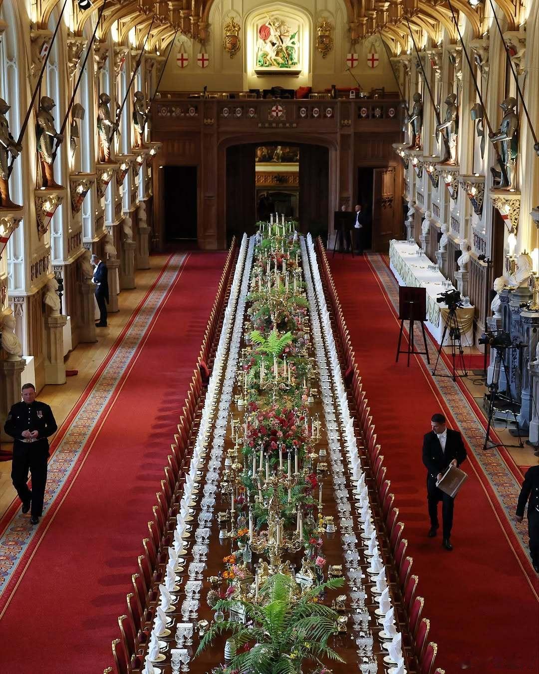 英国王室🇬🇧🇺🇸温莎城堡国宴内景，查尔斯国王和特朗普总统的用餐餐具[嘻
