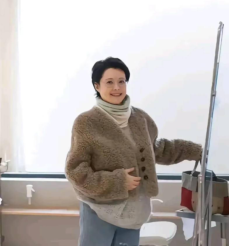 她曾经是中国影视演员中最美的一位，长得好看，演技精湛，现在胖的，简直让你认不出来