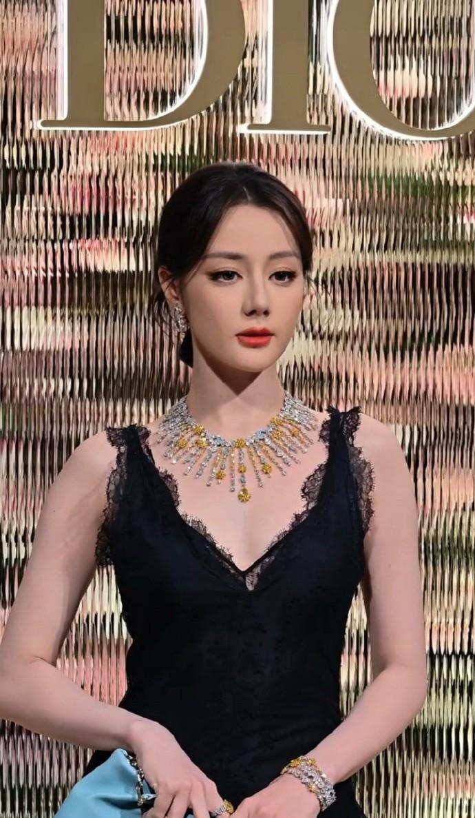 她眼神里那点软萌彻底没了。上次红毯，黑裙配珠宝，记者镜头怼到脸上，她眼皮都没抬