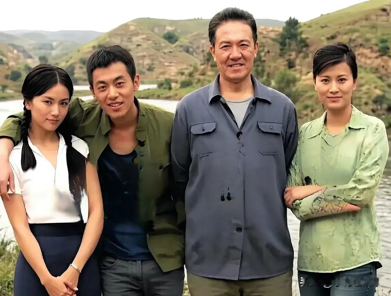 这是啥剧？右边的是李幼斌和史兰芽，左边的两个小年轻，也像是小情侣。