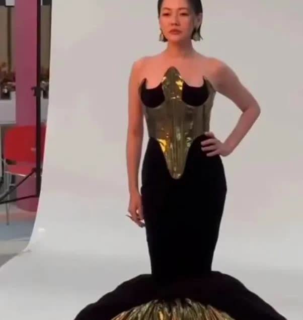小s近日在韩国出席活动的照片，就我没看出来这个造型的美感吗？可能是我没文化，理解