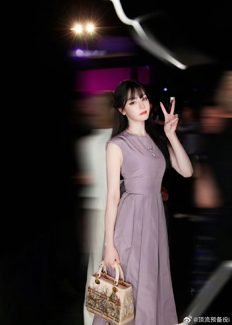 迪丽热巴迪奥大使合影站C热巴好伟大的一张脸！！360度无死角完美。官博唯一预热
