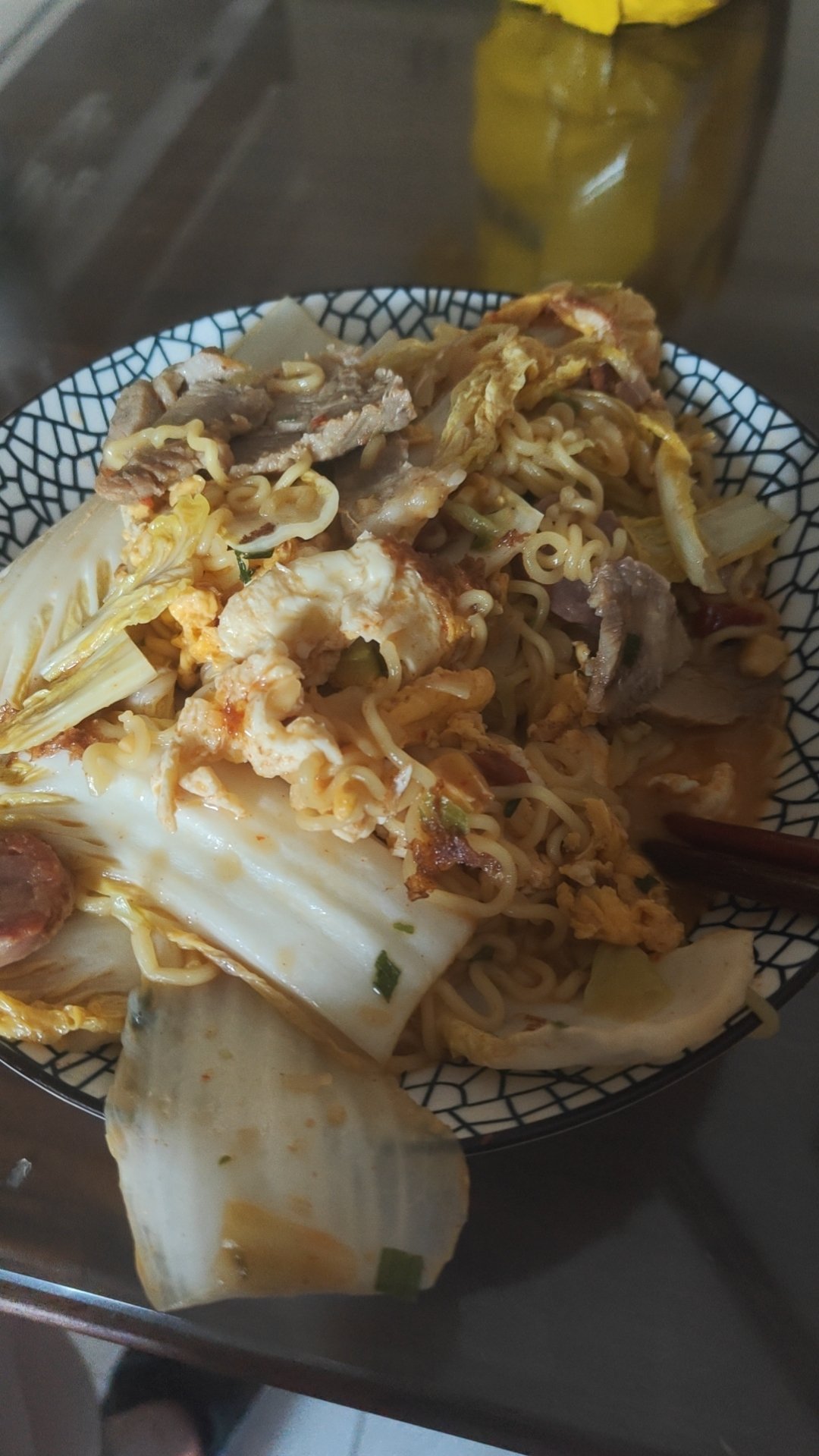 周末吃点免费的泡面吧水放少了泡面变拌面了台风天屯下来的泡面昨晚剩下的肉和