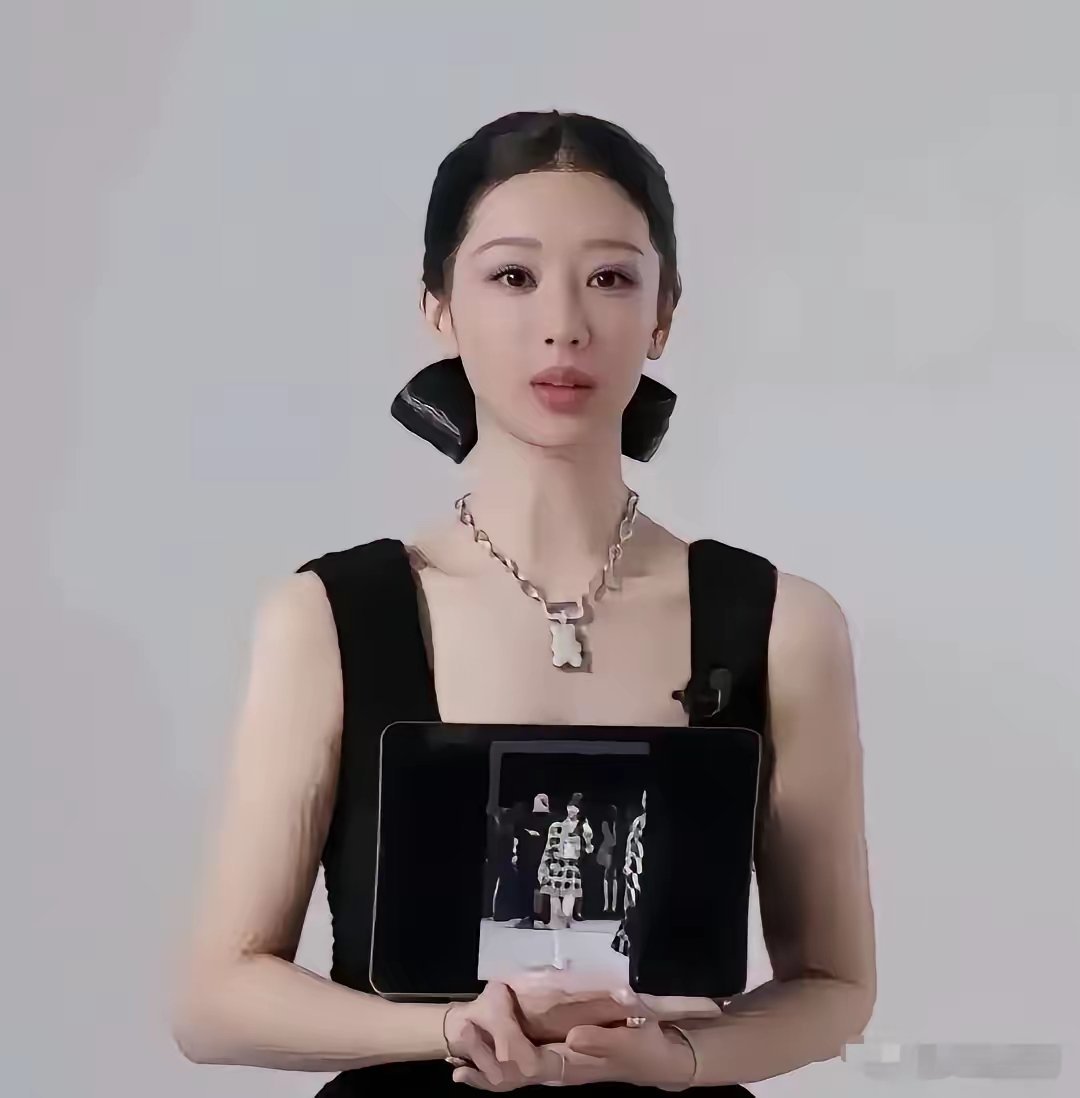 感觉杨紫又变了。变得都快认不出来了。特别是杨紫的嘴唇没以前好看了。以前杨紫是樱桃