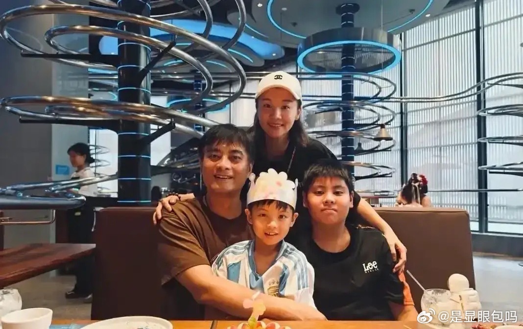 演员陈龙带妈妈买衣服，3件衣服花2千多，钱不够问老婆章龄芝要！​​​