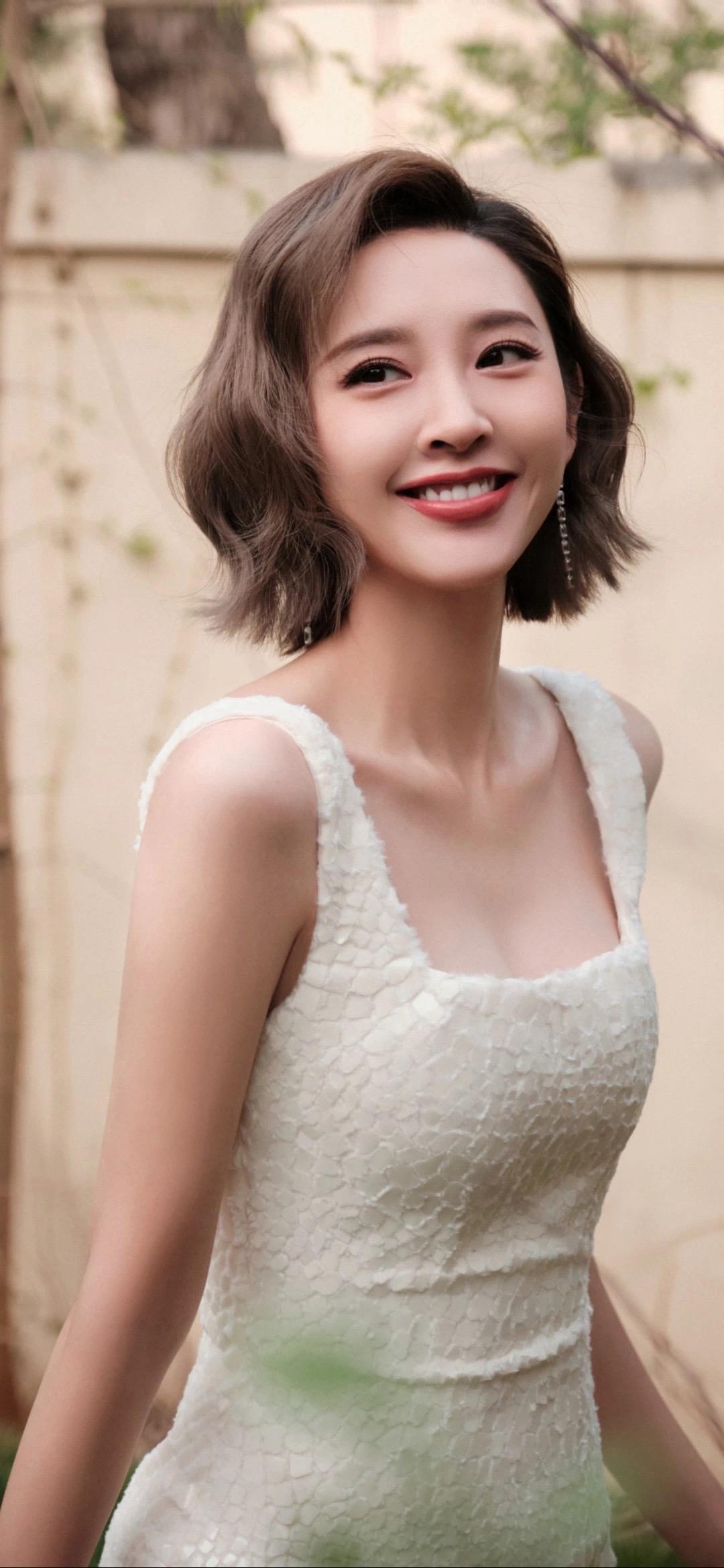 唐艺昕 白色小短裙，笑容治愈！唐艺昕