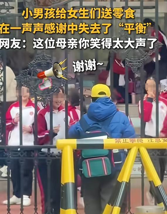 “这个男孩火到新华社了!”10月27日,北京,一男孩放学后怕排练啦啦操的女生们挨