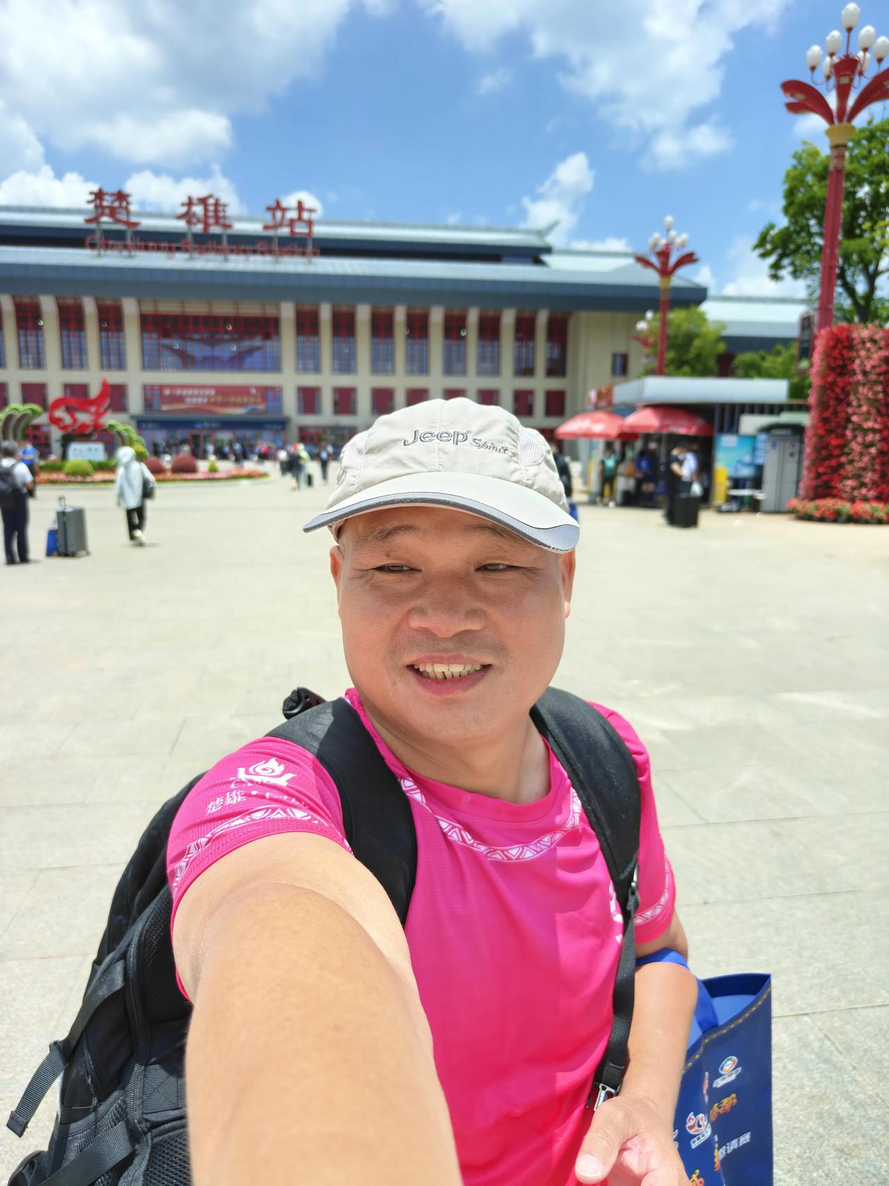 楚雄站每日开行98趟列车云南省楚雄彝族自治州的最大火车站是楚雄站，站场规模为3