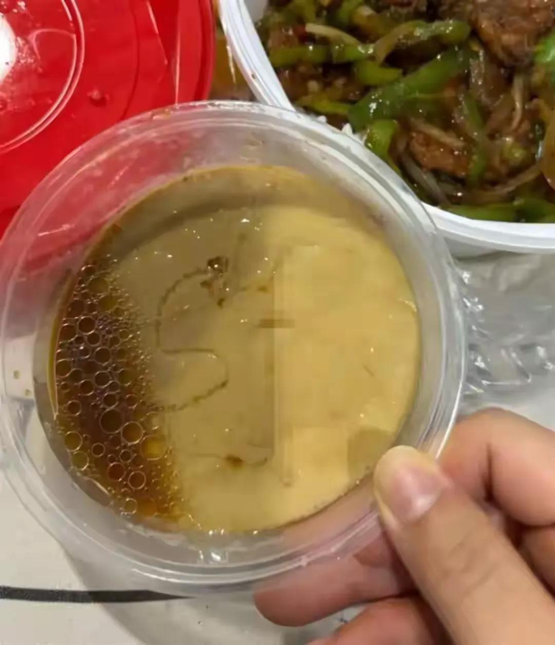 上海吴女士花了11.89元点了一份蒸蛋，本以为是省钱又满足的小确幸，没想到却收到