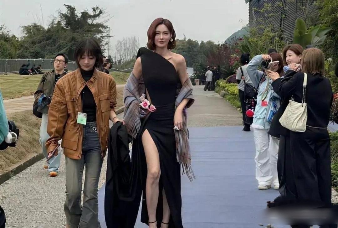 突然懂杜海涛了，沈梦辰这身材直接把周边人都比下去了。​