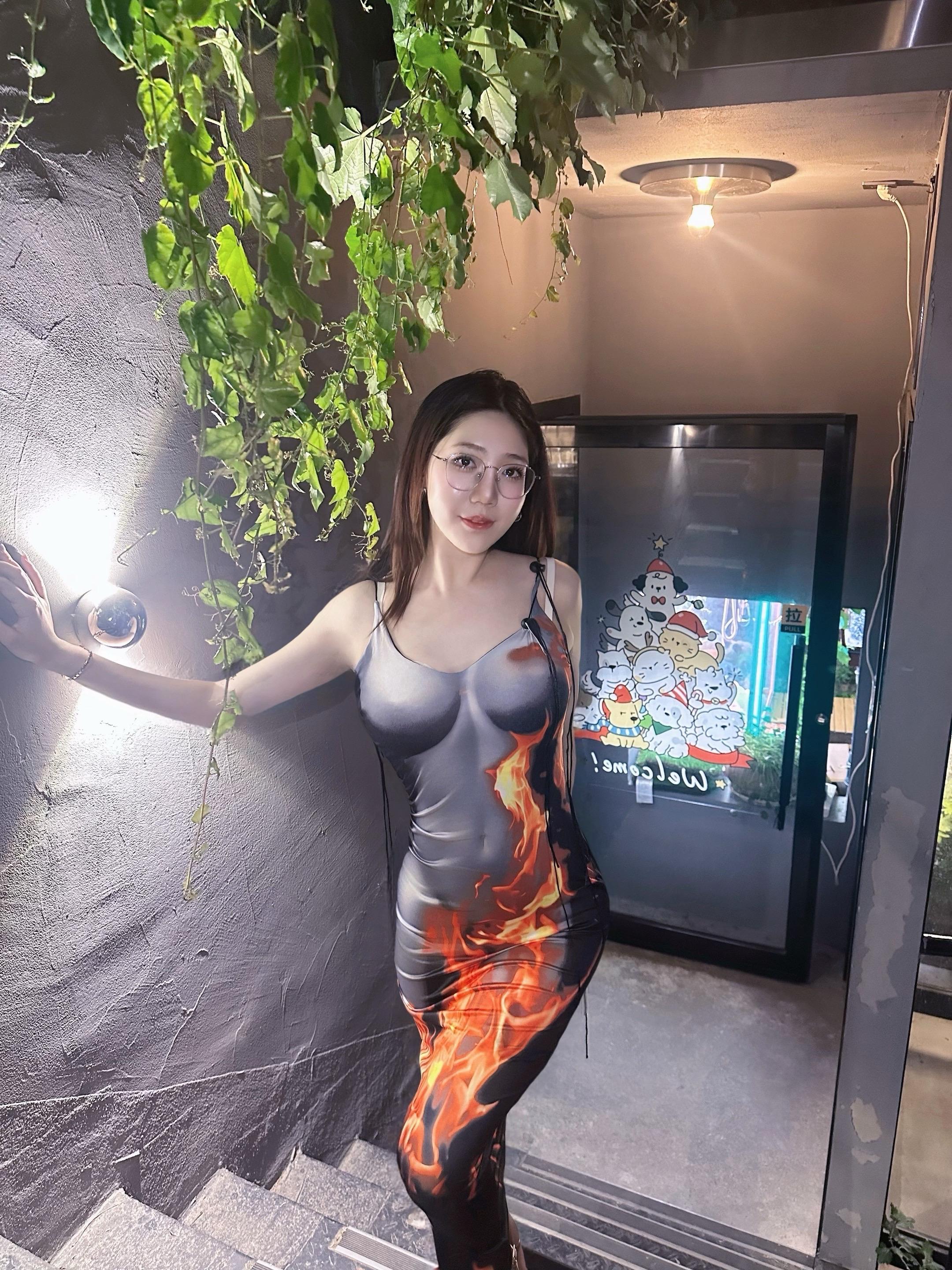 和四大人dating就去… 当然去四大人离职开的胡同bar 和主理人之...