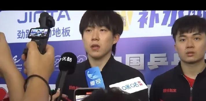 厦门乒超第一天，魏桥3比0战胜明润，赛后采访王楚钦说了实话，关于现场的氛围