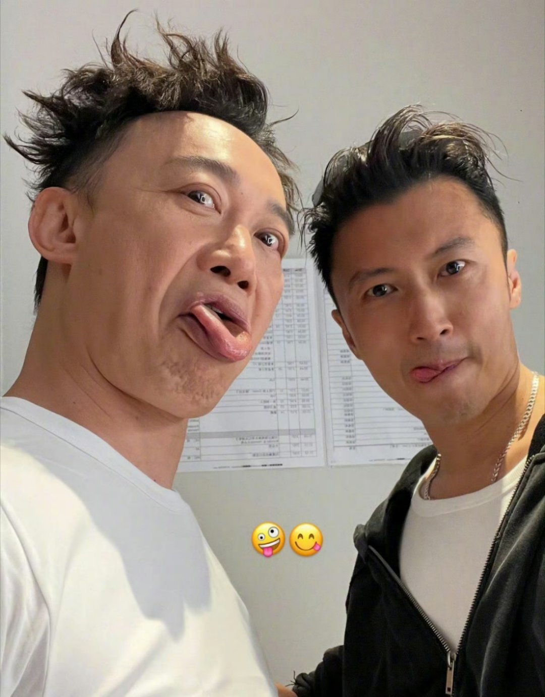 陈奕迅疑似回家看老宅，看到别人偶遇好嫉妒啊啊啊啊…帅得分不清现在是哪年了[哭哭]