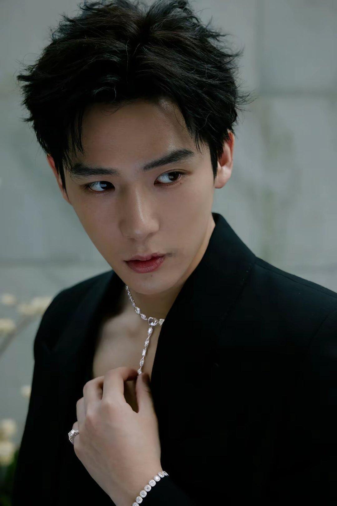 综艺《现在就出发》中，导演这么问沈腾：“如果在黄景瑜、白敬亭、范丞丞、王安宇等人