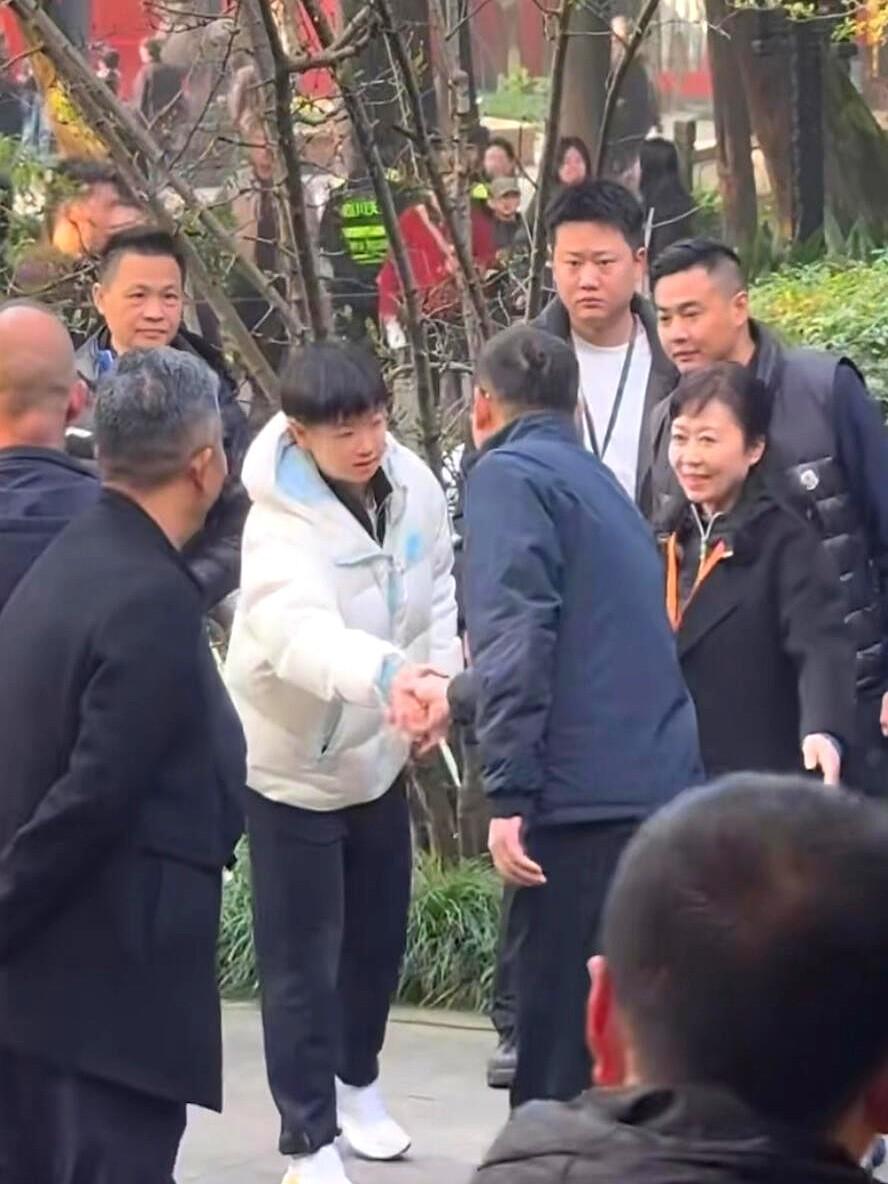 最近成都这段视频刷到没？莎莎和领导握手，结果所有人都主动让路，让她走最前面——那