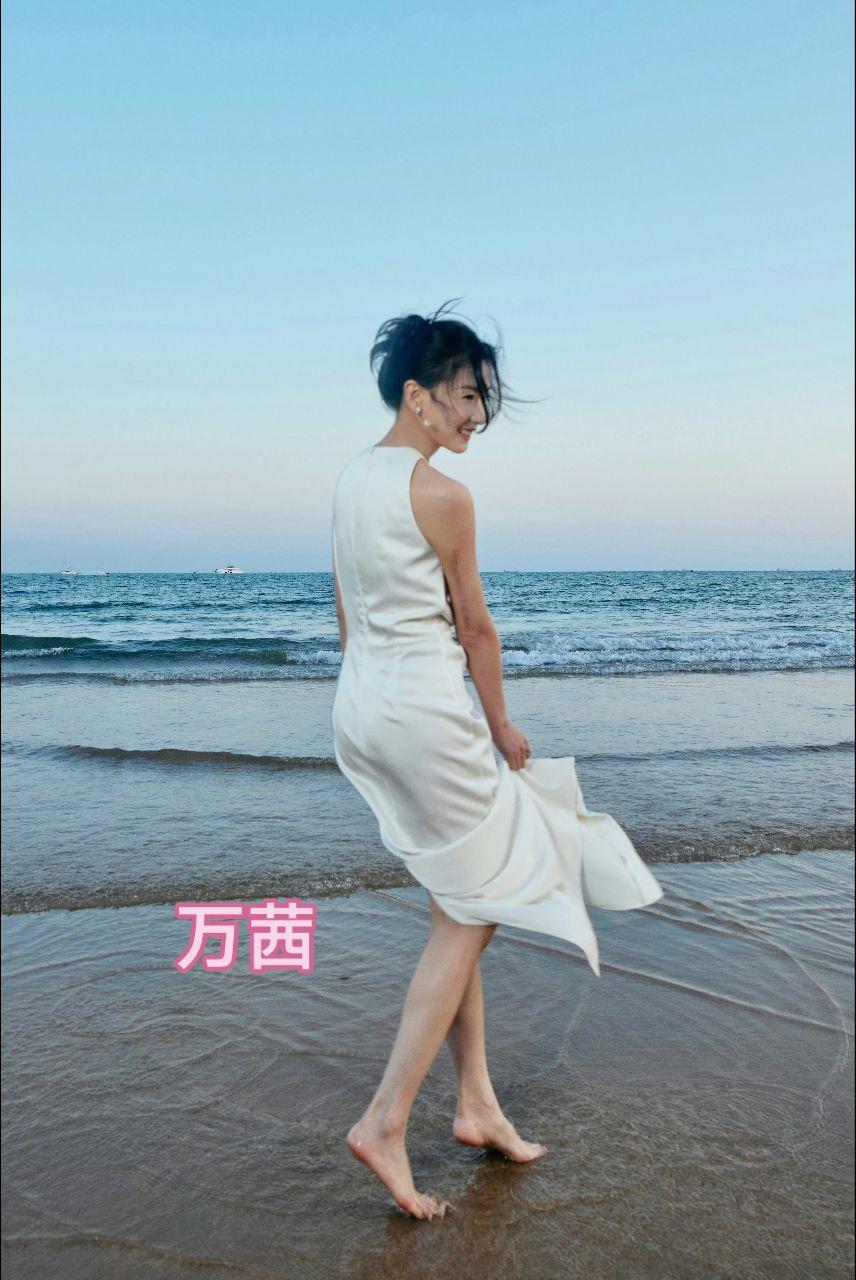 万茜。
