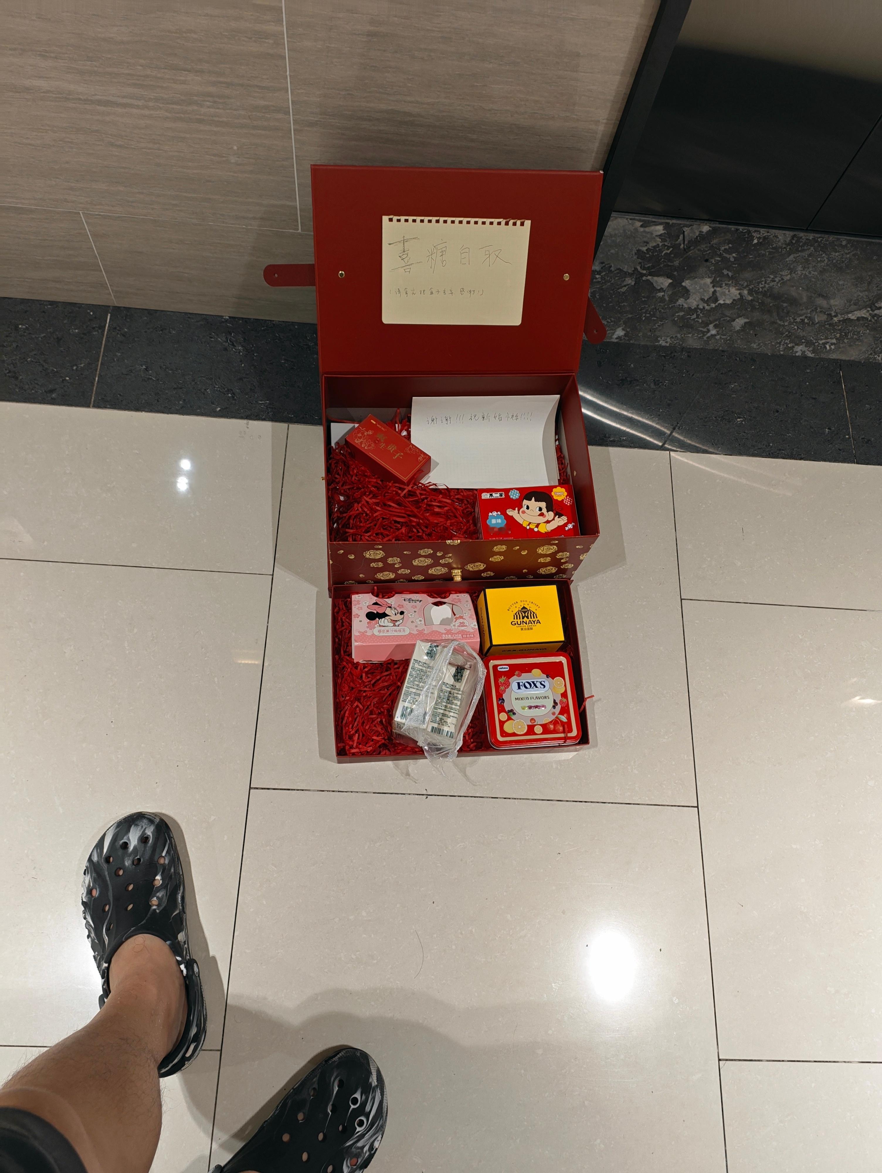 公寓电梯厅里看到喜糖啊……租房结婚这就是爱情，这就是上海啊